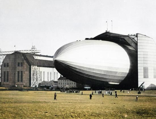 LZ 129 Hindenburg im Hangar