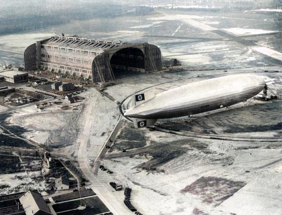 Luftschiff Hindenburg nach dem Start